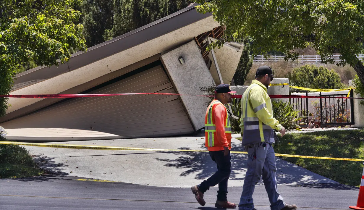 Dua belas rumah diberi tanda merah sebagai tidak aman, dan penduduk hanya diberi waktu 20 menit untuk mengungsi. Tanah Longsor di California. (AP Photo/Richard Vogel)