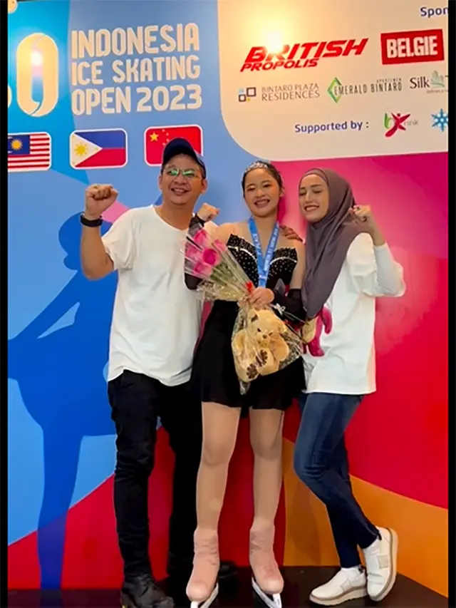 Adelia Pasha dan anak sambung