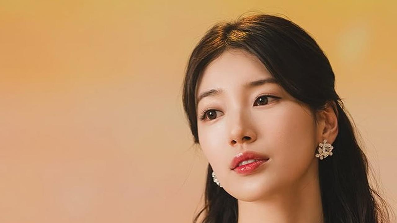 Gaya Totalitas Bae Suzy Nyanyikan OST Film Snow White Versi Korea, Tampil Cantik dengan Gaun Putih dan Tudung Merah