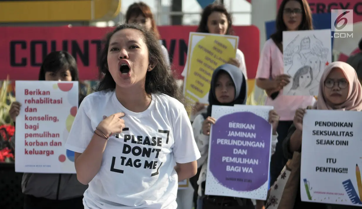Massa yang tergabung dalam Jaringan Muda Setara saat menggelar aksi teatrikal menuntut keadilan untuk WA korban pemerkosaan di kawasan Bundaran HI, Jakarta, Minggu (5/8). (Merdeka.com/Iqbal S. Nugroho)