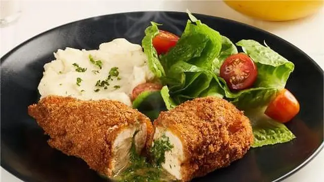 Chicken ala Kiev with mashed potato (Foto:  Dok Healthy Go)