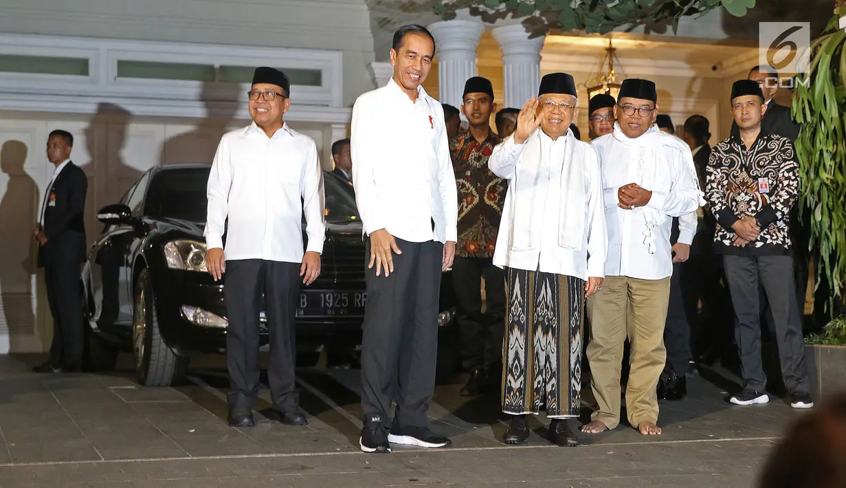 Pasangan capres-cawapres nomor urut 01 Joko Widodo (dua kiri) dan Ma'ruf Amin (tiga kanan) menyapa wartawan saat tiba di kediaman Ma'ruf Amin, Menteng, Jakarta, Kamis (27/6/2019). Jokowi menjemput Ma'ruf untuk nonton bareng sidang putusan MK di Lanud Halim Perdanakusuma.(Liputan6.com/HermanZakharia)