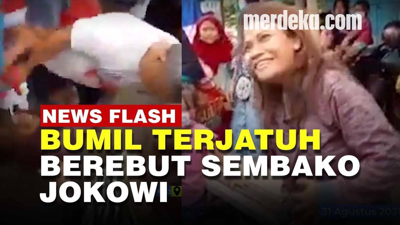 VIDEO: Detik-Detik Ibu Hamil Terjatuh Rebutan Sembako Presiden Jokowi di Cirebon
