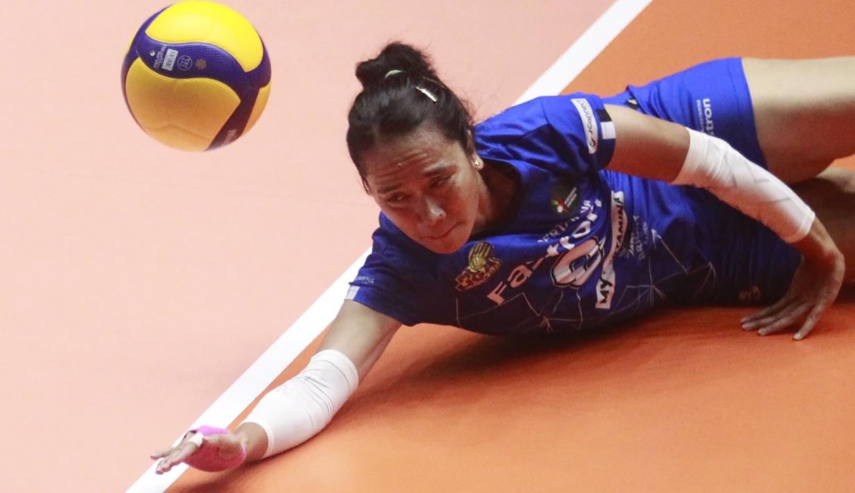 Pemain Jakarta Pertamina Fastron, Komang Bumi Rekta berusaha mengembalikan bola saat menghadapi Gresik Petrokimia Pupuk Indonesia pada laga Final Four Proliga 2023 di GOR Tri Dharma, Gresik, Jawa Timur, Jumat (24/2/2023). Jakarta Pertamina Fastron kalah 1-3 (25-23, 14-25, 19-25 dan 19-25). (Dok. Proliga 2023)