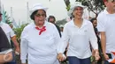 Menteri BUMN Rini Soemarno dan Menteri LHK Siti Nurbaya saat mengikuti acara Gerakan Penanaman Pohon, Cikampek, (26/03). Acara ini bentuk komitmen Kementerian BUMN dengan Kementerian LHK dan Pemerintah Daerah dalam penghijauan. (Biro Humas KLHK/tbz)