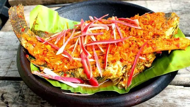 Ikan Arsik adalah kuliner tradisional khas Toba yang kaya dengan bumbu dan rempah. (foto: twitter @RKuliner )