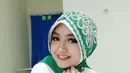 Mengenakan hijab warna hijau dan dipadu dengan gaun yang berwarna putih membuatnya semakin terlihat elegan. (Liputan6.com/IG/@jihanaudy123_real)