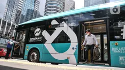 Warga turun dari bus listrik Transjakarta di Jalan Jenderal Sudirman, Jakarta, Senin (20/2/2023). Transjakarta diketahui telah melakukan pengadaan 100 unit bus listrik pada 2022. (merdeka.com/Iqbal S Nugroho)
