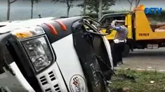 12 dari 15 orang penumpang minibus mengalami luka berat.