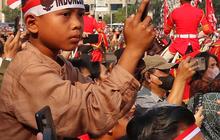 FOTO: Antusiasme Masyarakat Mengikuti Kirab Budaya HUT ke-78 Kemerdekaan RI di Sekitaran Monas