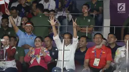 Presiden Jokowi (tengah), Ibu Iriana, Wiranto, Imam Nahrawi dan Puan Maharani saat menyaksikan Final Bulutangkis Beregu Putra Asian Games 2018 antara Indonesia melawan China di Jakarta, Rabu (22/8). (Liputan6.com/Helmi Fithriansyah)