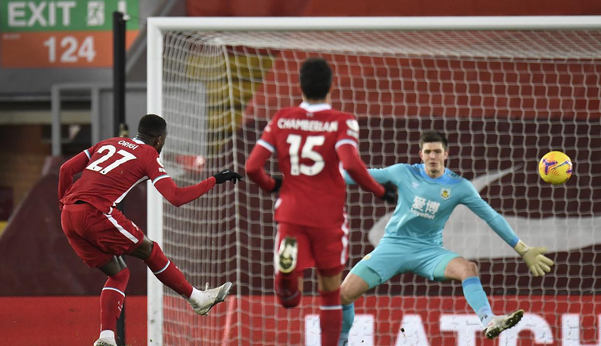 Striker Liverpool, Divock Origi (kiri) melepaskan tendangan yang masih melebar ke gawang Burnley dalam laga lanjutan Liga Inggris 2020/21 di Anfield Stadium, Liverpool, Kamis (21/1/2021). Liverpool kalah 0-1 dari Burnley. (AFP/Peter Powell/Pool)