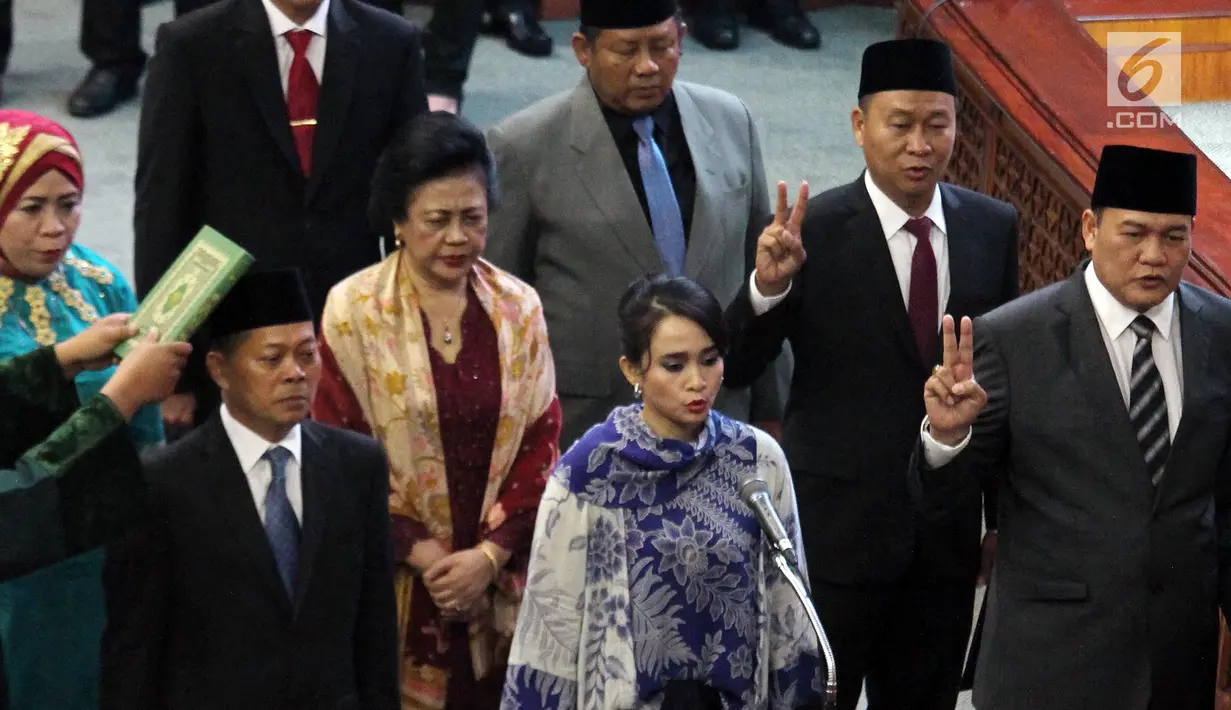 Sembilan anggota DPR membacakan sumpah dan janji saat Pergantian Antar Waktu (PAW) pada Rapat Paripurna DPR, Jakarta, Selasa (2/10). Mereka menggantikan rekannya yang pada Pileg 2019 mendatang pindah ke Partai Nasdem. (Liputan6.com/JohanTallo)
