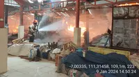 Kebakaran hebat melanda Pasar Ngawen, Kabupaten Blora, Jawa Tengah pada Selasa (9/2/2024). (Liputan6.com/ Ahmad Adirin)