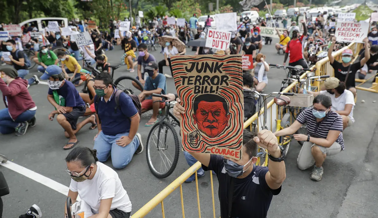 Demonstran berlutut untuk menyatakan atas kematian George Floyd di Manila, Filipina, Kamis (4/6/2020). Kematian pria kulit hitam George Floyd saat ditangkap oleh polisi Amerika Serikat memicu kemarahan di sejumlah negara. (AP Photo/Aaron Favila)