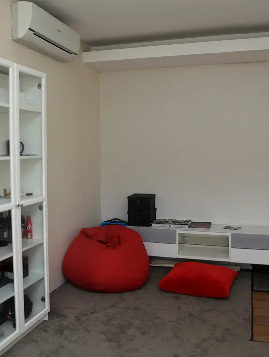 Ruang kerja yang didominasi warna putih ini disdesain secara minimalis serta dibuat senyaman mungkin dengan kursi santai. (Andy Masela/Bintang.com)