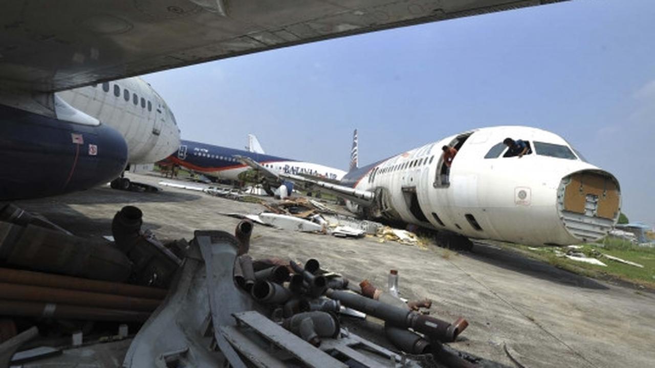 Mengintip pemotongan bangkai pesawat di Bandara Soekarno-Hatta