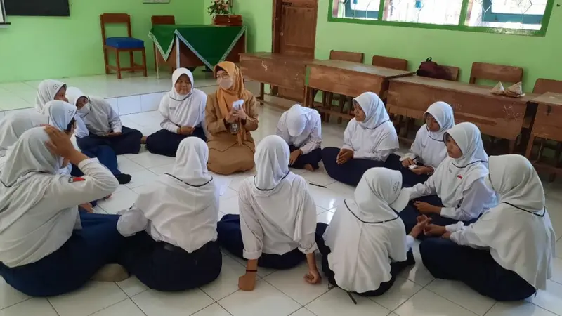 Para siswa-siswi SMPN 1 Pajarakan yang menjadi korban jembatan gantung putus mendapatkan trauma healing. (Istimewa)