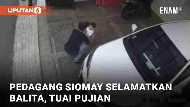 Insiden berikut ini seharusnya jadi pelajaran bagi orang tua. Seorang balita keluar sendiri dari rumah. Beruntung seorang pedagang baik hati datang menyelamatkan balita berikut ini dari celaka maupun kejahatan.