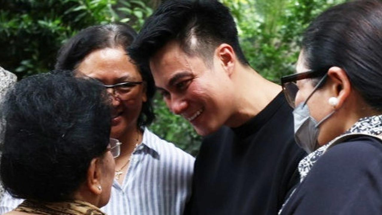 Ayah Meninggal Dunia, Potret Baim Wong Tetap Tegar Sapa Pelayat yang Hadir di Rumah Duka