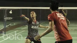 Pebulu tangkis tunggal putra, Anthony Ginting,  saat bertanding dalam  simulasi Piala Sudirman 2017 di lapangan Pelatnas PBSI, Jakarta, Sabtu (13/5). Simulasi untuk mematangkan persiapan menuju Piala Sudirman di Australia. (Bola.com/M Iqbal Ichsan)