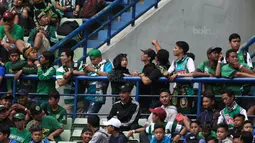 Suasana saat Bonek menunggu laga Persebaya melawan PSPS Riau pada laga 8 Besar Liga 2 Grup Y di Stadion GBLA, Bandung, Sabtu (18/11/2017). Persebaya Menang 1-0. (Bola.com/Nicklas Hanoatubun)