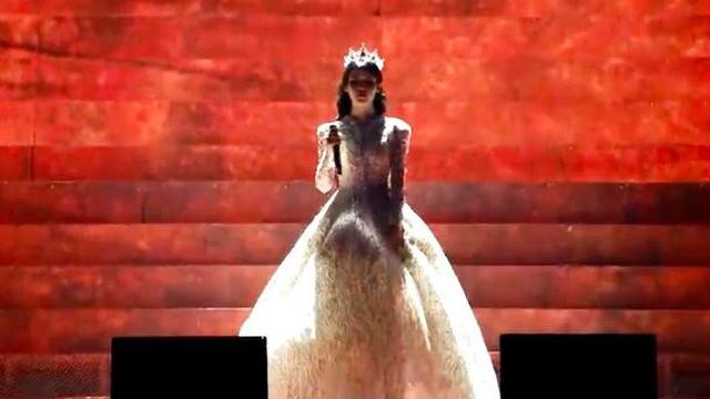 Penata Gaya IU bersembunyi di balik gaunnya saat konser Tur Dunia HEREH