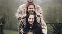 Nirina Zubir dan para bintang Keluarga Cemara. (Foto: Instagram @nirinazubir_)