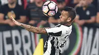 1. Dani Alves, bek kanan Brasil ini didatangkan secara gratis dari Barcelona pada bursa transfer musim ini. Meski sudah tidak muda lagi tetapi penampilan mantan pemain Sevilla ini masih cukup baik. (EPA/Alessandro Di Marco)