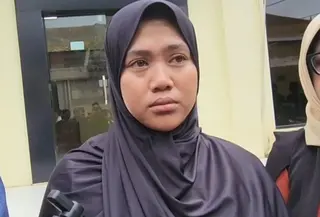Kematian NS (12), bocah SMP asal Surade, Sukabumi, mulai menguak tabir kelam keluarga. Lisnawati selaku ibu kandung akhirnya melaporkan mantan suaminya. (Liputan6.coom/FIra Syahrin)