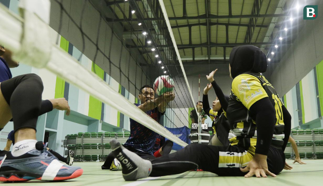 Atlet bola voli duduk Indonesia saat berlatih di Gelora Bung Karno Arena, Jakarta, Kamis (27/9/2018). Latihan tersebut untuk persiapan jelang Asian Para Games 2018. (Bola.com/M Iqbal Ichsan)