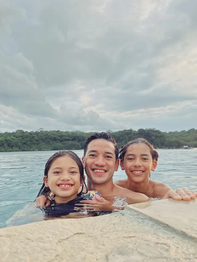 Potret Jason Deandra White, putra Nana Mirdad dan Andrew White yang selalu kompak bersama keluarga. (Instagram @nanamirdad_)