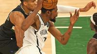 Giannis Antetokounmpo tampak membayangi Kevin Durant di NBA Playoff antara Bucks vs Nets (AFP)