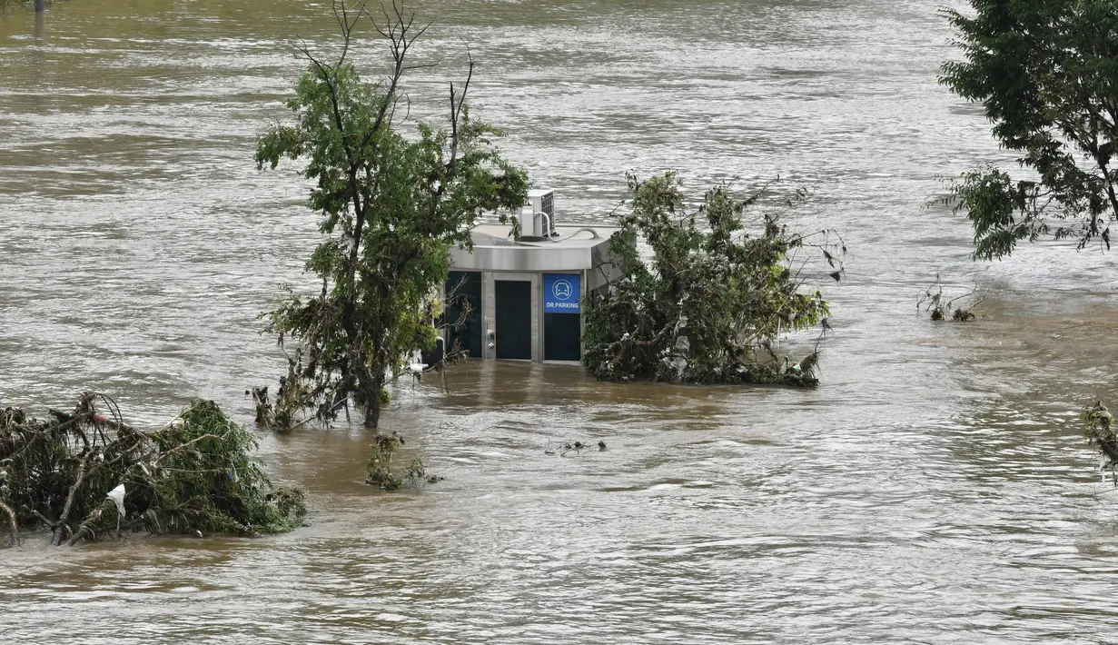 Sebuah taman di samping sungai Han terendam banjir menyusul hujan lebat di Seoul (11/8/2020). Banjir mencetak rekor baru dengan lebih banyak hujan deras diperkirakan sampai pertengahan Agustus. (AFP/Jung Yeon-je)