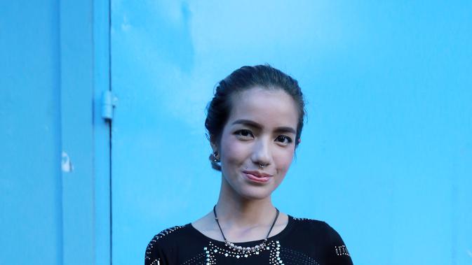 Keseruan Sheila Marcia Nyanyi di Mobil - Celeb Bintang.com
