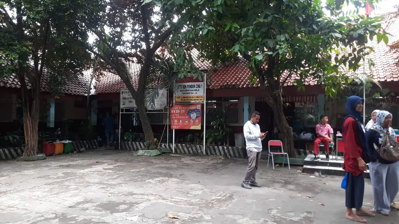 SDN Pondok Cina 1 masih didatangi sejumlah orang tua siswa terkait rencana relokasi sekolah yang berada di Jalan Raya Margonda, Kota Depok.