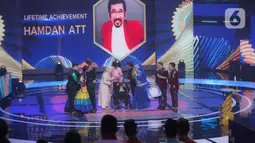 Penyanyi dangdut senior Hamdan ATT mendapatkan penghargaan Lifetime Achievement dalam acara Indonesian Dangdut Awards 2021 di Studio 5 Indosiar, Jakarta, Rabu (1/12/2021). Penghargaan diberikan atas dedikasi Hamdan ATT untuk musik dangdut di tanah air. (Liputan6.com/Faizal Fanani)