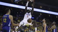 Montrezl Harrell melakukan dunk saat Clippers melawan Warriors (AP)