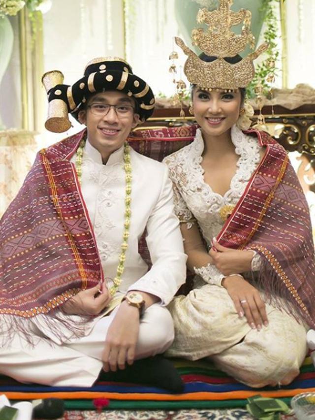 Zivanna Letisha dan suami, Haries Argareza Harahap.