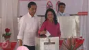 Ibu Negara, Iriana Jokowi, memasukkan kertas suara ke kotak suara seusai mencoblos di TPS 04 Gambir, Jakarta, Rabu (19/4).  Di TPS ini, Presiden Joko Widodo (Jokowi) dan Iriana menggunakan hak pilihnya dalam Pilkada DKI 2017 (Liputan6.com/Angga Yuniar)