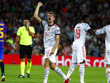 Pemain Bayern Munchen Thomas Mueller (tengah) melakukan selebrasi usai mencetak gol ke gawang Barcelona pada pertandingan Grup E Liga Champions di Stadion Camp Nou, Barcelona, Spanyol, Selasa (14/9/2021). Bayern Munchen menang 3-0. (AP Photo/Joan Monfort)