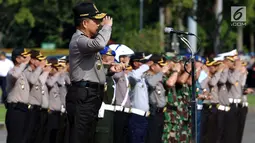 Kapolri Jendral Tito Karnavian memimpin apel gelar pasukan operasi Ramadniya 2017 dilangsungkan di lapangan silang Monas, Jakarta, Senin (19/6). Operasi digelar guna menangani ancaman terorisme hingga kecelakaan lalu lintas. (Liputan6.com/Johan Tallo)