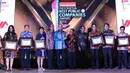 Head of Corporate Communication, Irnawati W Kahardja (ketiga kiri) mewakili pimpinan PT Surya Citra Media Tbk menerima penghargaan Fast Growing New Public Company kategori Trade Services and Investment di Jakarta, (31/7). (Liputan6.com/Helmi Fithriansyah)