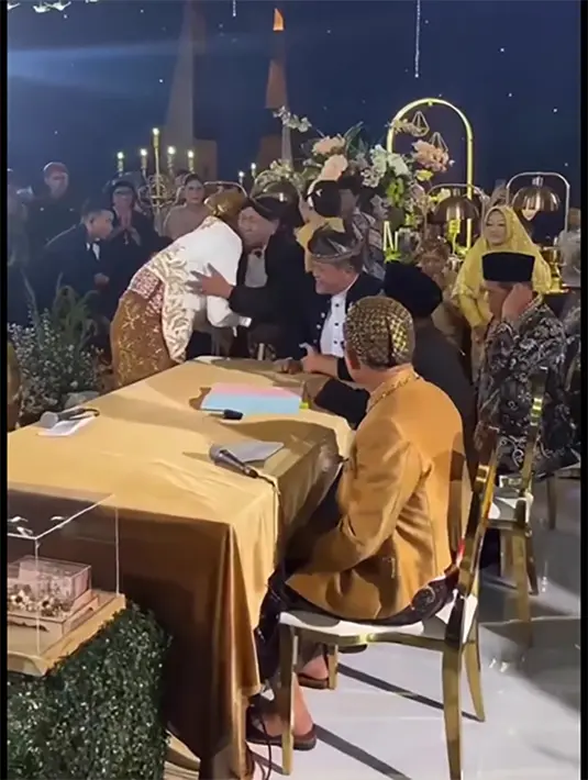 Dalam video singkat yang diunggah akun @goodall.news, Denny Caknan  terlihat sampai naik ke kursi sebagai meluapkan rasa bahagianya. Momen pelantun lagu Kalih Welasku itu tampak bersalaman dan memeluk saksi pernikahannya. [Instagram/goodall.news]