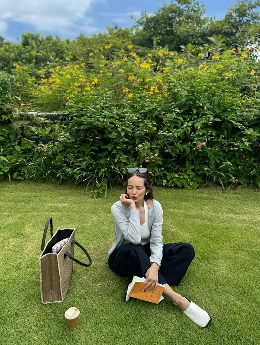 Liburan ke Bali selalu jadi momen yang pas untuk tampil santai namun tetap stylish, dan itulah yang ditunjukkan oleh Enzy Storia. [@enzystoria].