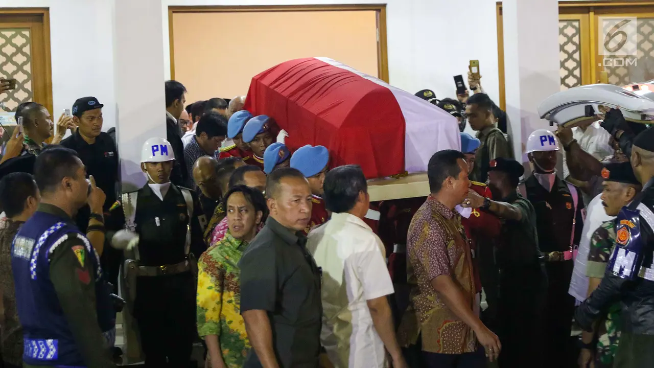 Diselimuti Bendera Merah Putih Jenazah BJ Habibie Dibawa ke Patra Kuningan
