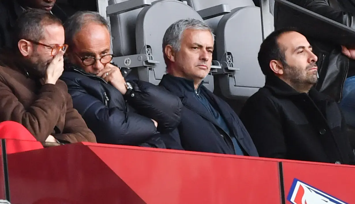 Mantan pelatih Manchester United Jose Mourinho (tengah) bersama Manajer Lille Marc Ingla dan Direktur Lille Luis Campos menonton Ligue 1 antara Lille dan Montpellier di Stadion Pierre Mauroy, Villeneuve-d'Ascq, Prancis, Minggu (17/2).(Philippe HUGUEN/AFP)