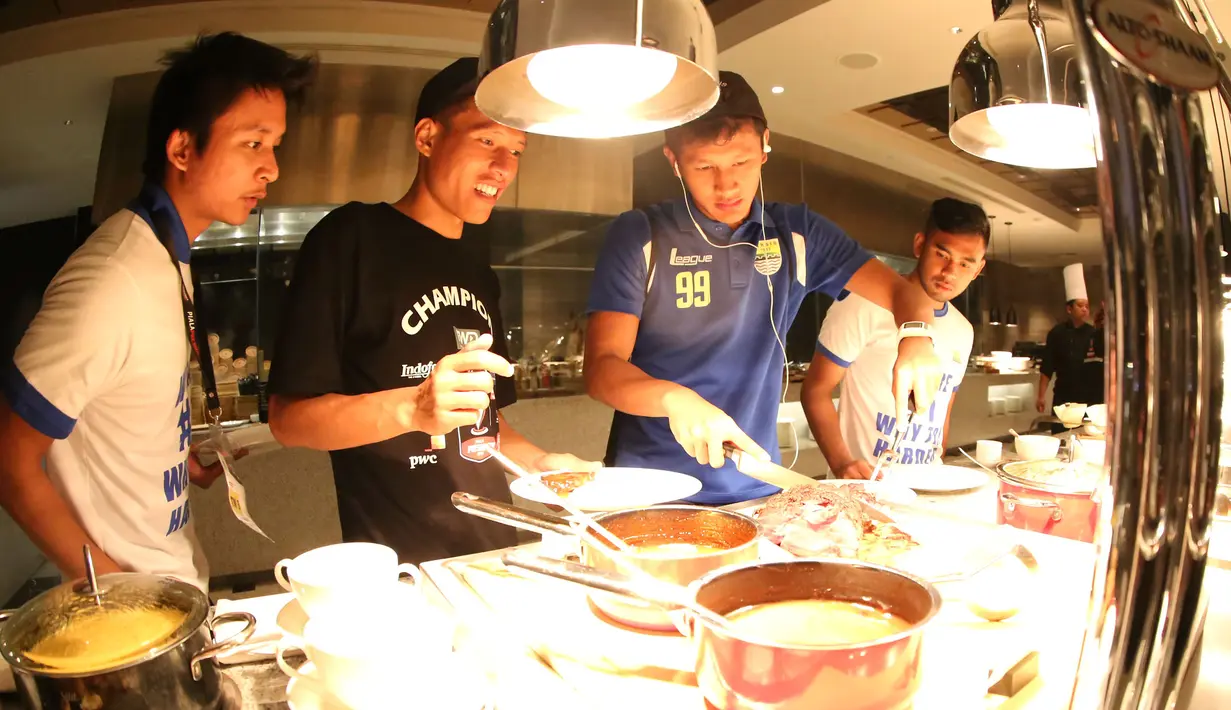 Pemain Persib bersantap malam sesampainya di hotel setelah final Piala Presiden 2015 di Stadion Utama Gelora Bung Karno, Jakarta, Minggu (18/10/2015). (Bola.com/Nick Hanoatubun)