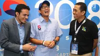 CEO Indonesia Medical, Gamal Albinsaid, Pengusaha Sandiaga Uno dan Founder Kahmipreneur, Kamrusammad saat berbincang pada acara Indonesia Young Entrepreneur Summit 2018 di Ciputra Artpreneur World, Jakarta, Minggu (28/10). (Liputan6.com/Fery Pradolo)