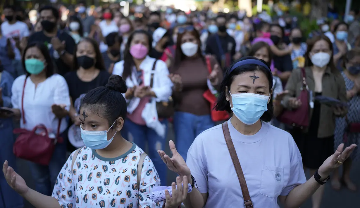 Umat Kristen dengan dahi yang ditandai dengan salib abu berdoa di Gereja Redemptorist selama upacara Rabu Abu di Manila, Filipina (2/3/2022). Peringatan Rabu Abu pada tradisi prapaskah sempat dilarang dua tahun karena pandemi Covid-19. (Foto AP/Aaron Favila)